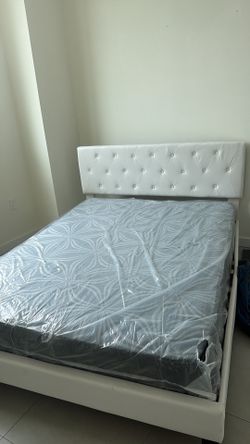 Selling this bed and mattress QUEEN