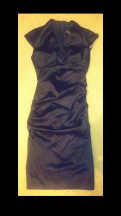 Lengt is right below the knee. Size 6 little black dress.