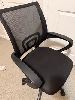 Black Mesh Office Chair with Armrests