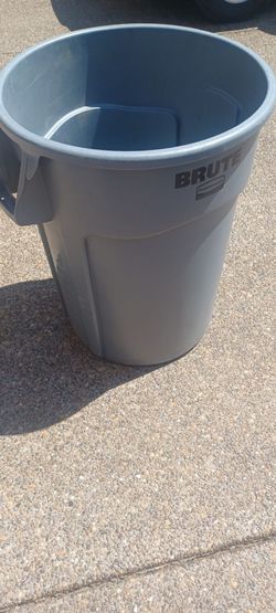 Very nice lightly used 44 gallon Brute commercial grade trash can