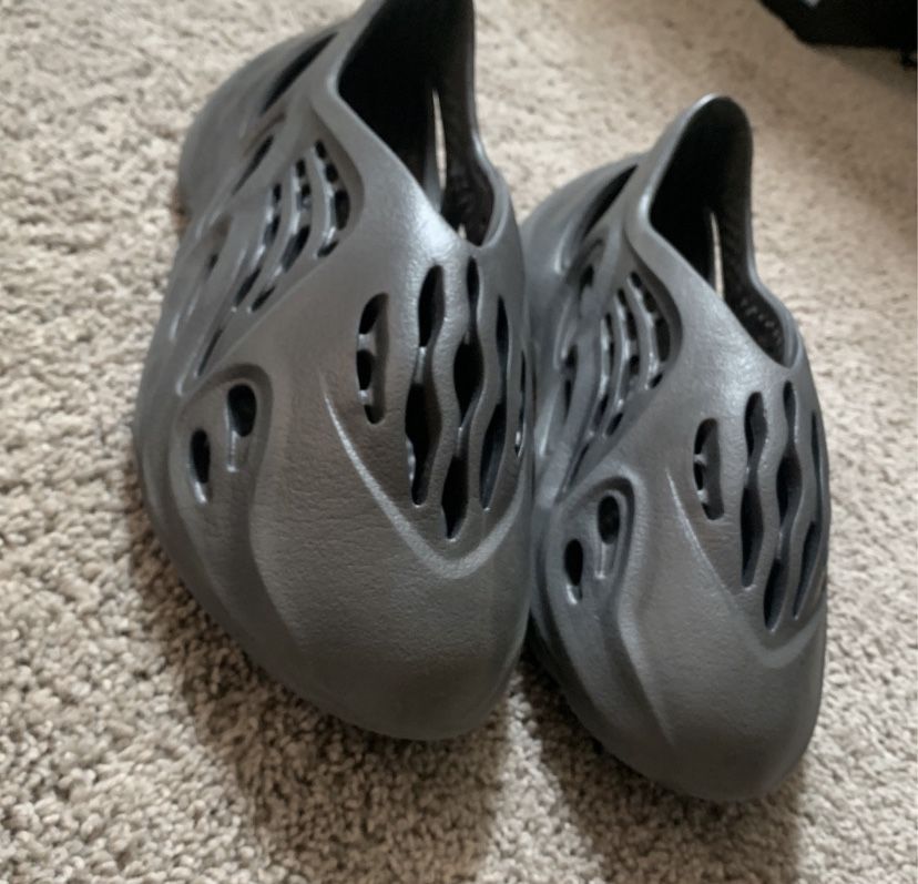 yeezy foam runners onyx (no box)