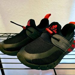 Boy's Shoes Size 13.5 