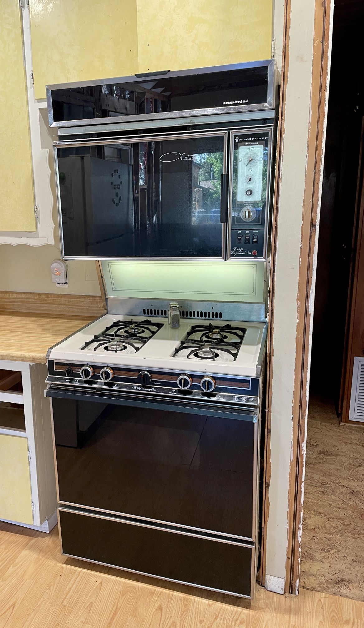 Working Magic Chef Chateau Gas Stove With 2 Ovens And Pull Out Exhaust Fan