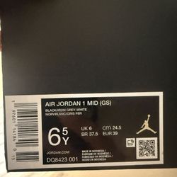 Big kids Nike Air Jordan 1 Mid 