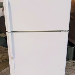 Gently Used GE Top-Freezer Refrigerator