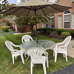 Patio Furniture Set Large Table With 4 Chairs And Umbrella In Excellent Condition 