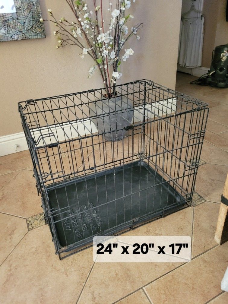 Metal dog crate. Small two medium size dog. See photos for measurement.