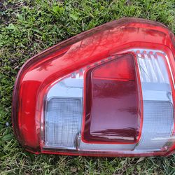 2021-2023 ford f150 raptor LED tail light cracked