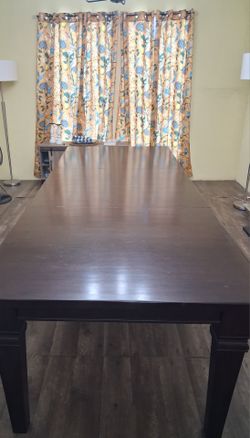 BEAUTIFUL DINING TABLE! $150.00