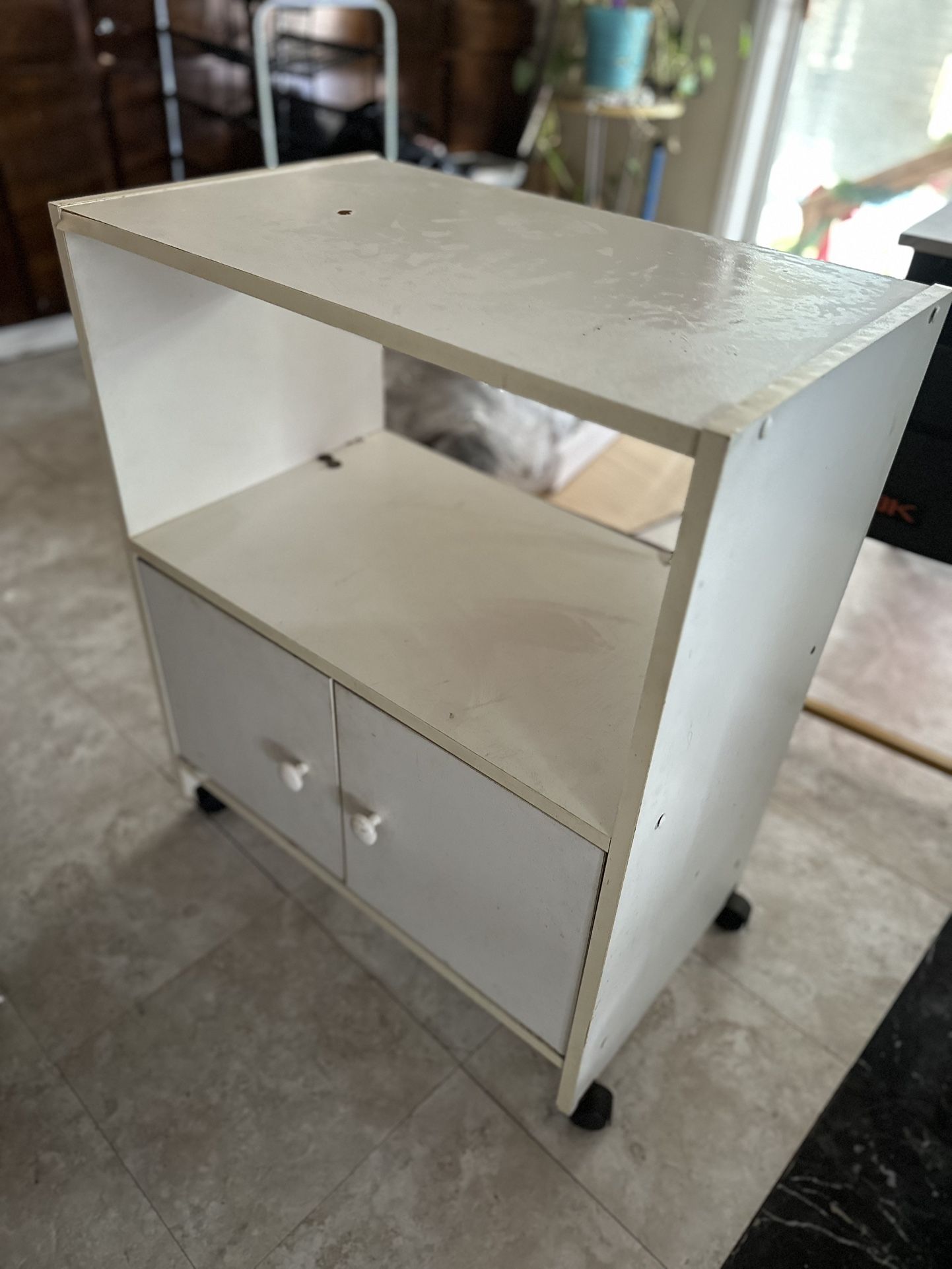 White shelve 