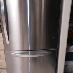 LG 33" Fridge with freezer on bottom
