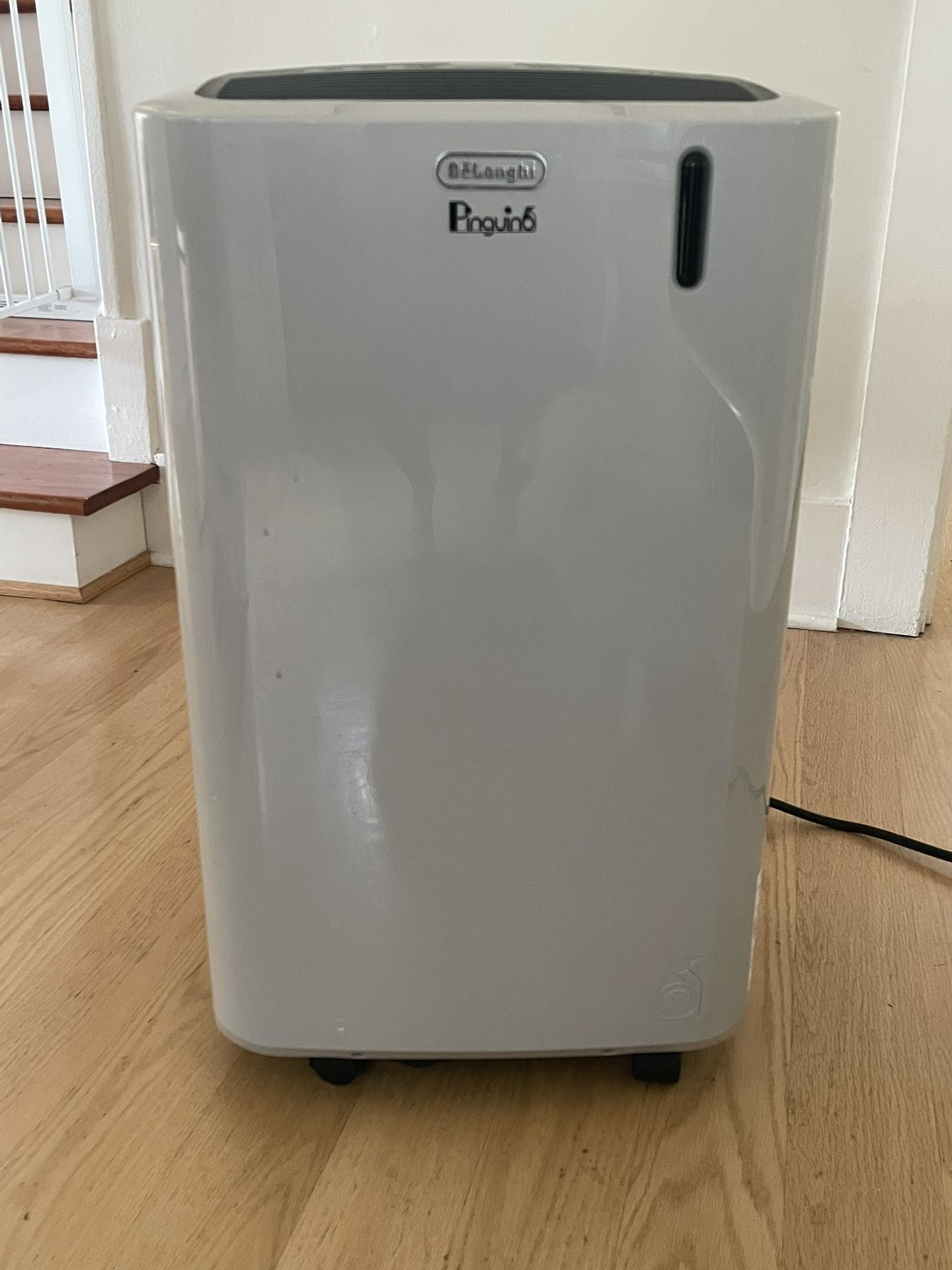 DELONGHI PAC EM375WRC-6AL LG 500 SqFt. Portable Air Conditioner Grey 6900btu