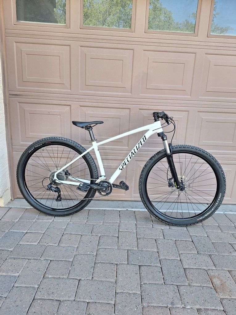 SPECIALIZED ROCKHOPPER SPORT 29 ER MOUNTAIN BIKE LIKE NEW ( CHECK MY OTHER BIKES)