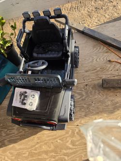 12V Jeep/Truck Style Electric Ride-On Toy with Remote Control   Montable Eléctrico Estilo Jeep / Camión de 12V con Control Remoto,