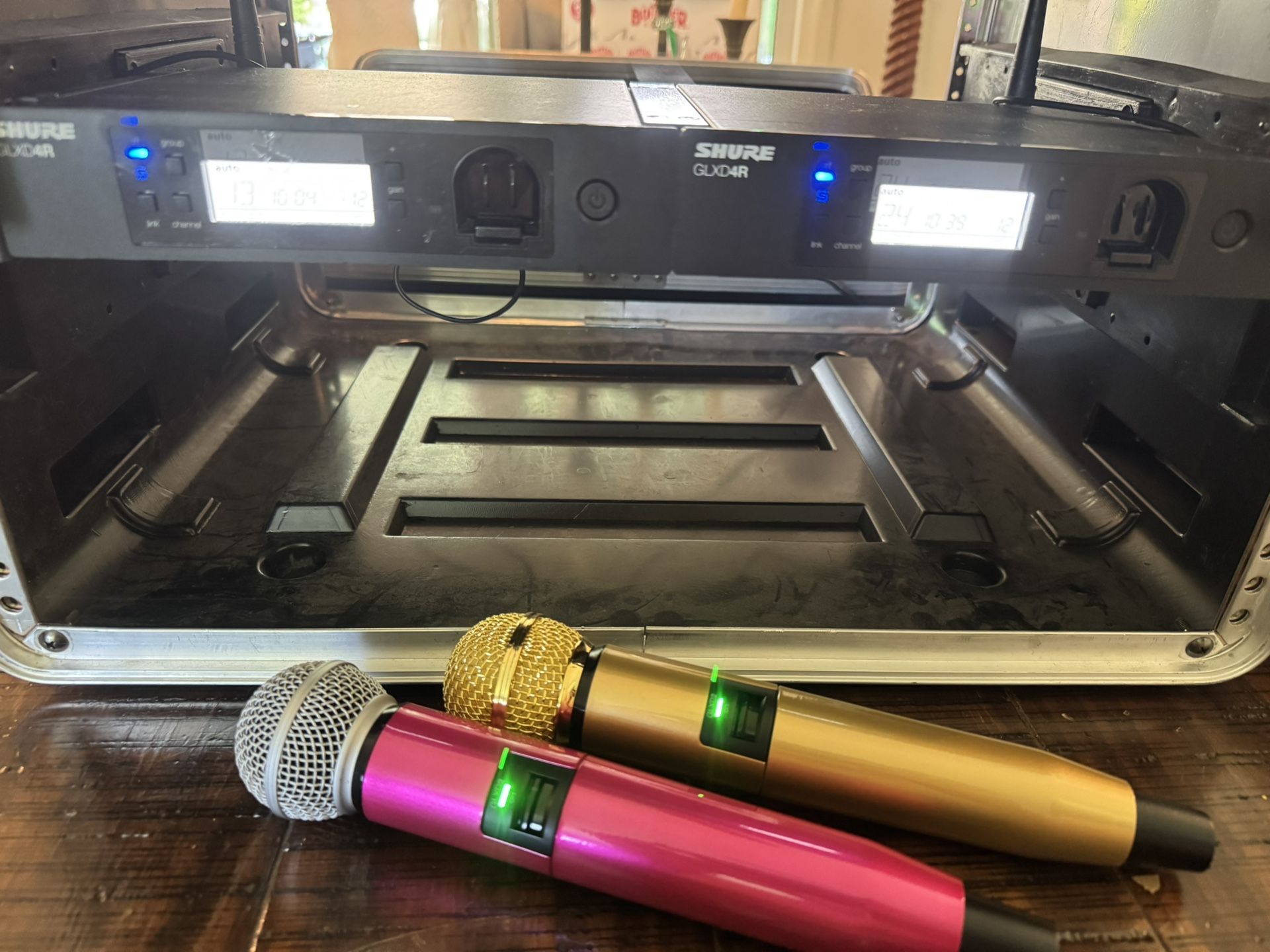 Shure GLXD4R Dual Wireless Microphone System Bundle – Road Case – Tested – Extras Included