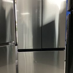 Samsung French Door Refrigerator in Stainless steel with Beverage Center and Dual Ice Maker with Ice Bites