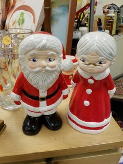 Kissing Santa & Mrs Claus figures