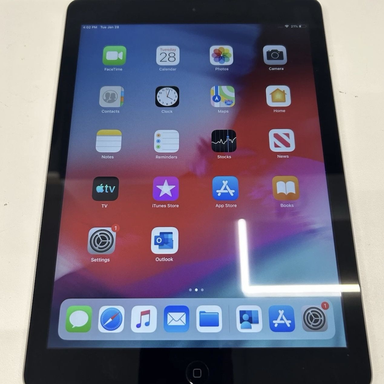 Apple iPad Air 16GB, Wi-Fi, 9.7in - Space Gray - A1474 - IOS 12.5