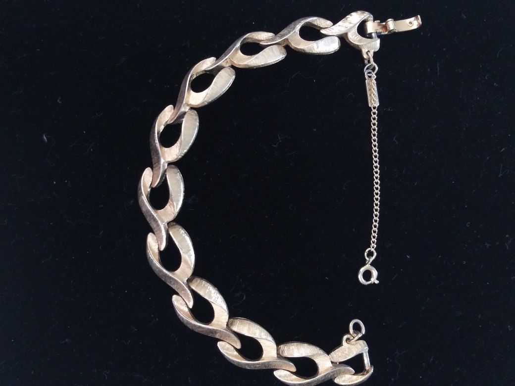 Monet Brushed Gold link safety chain bracelet~7 in.