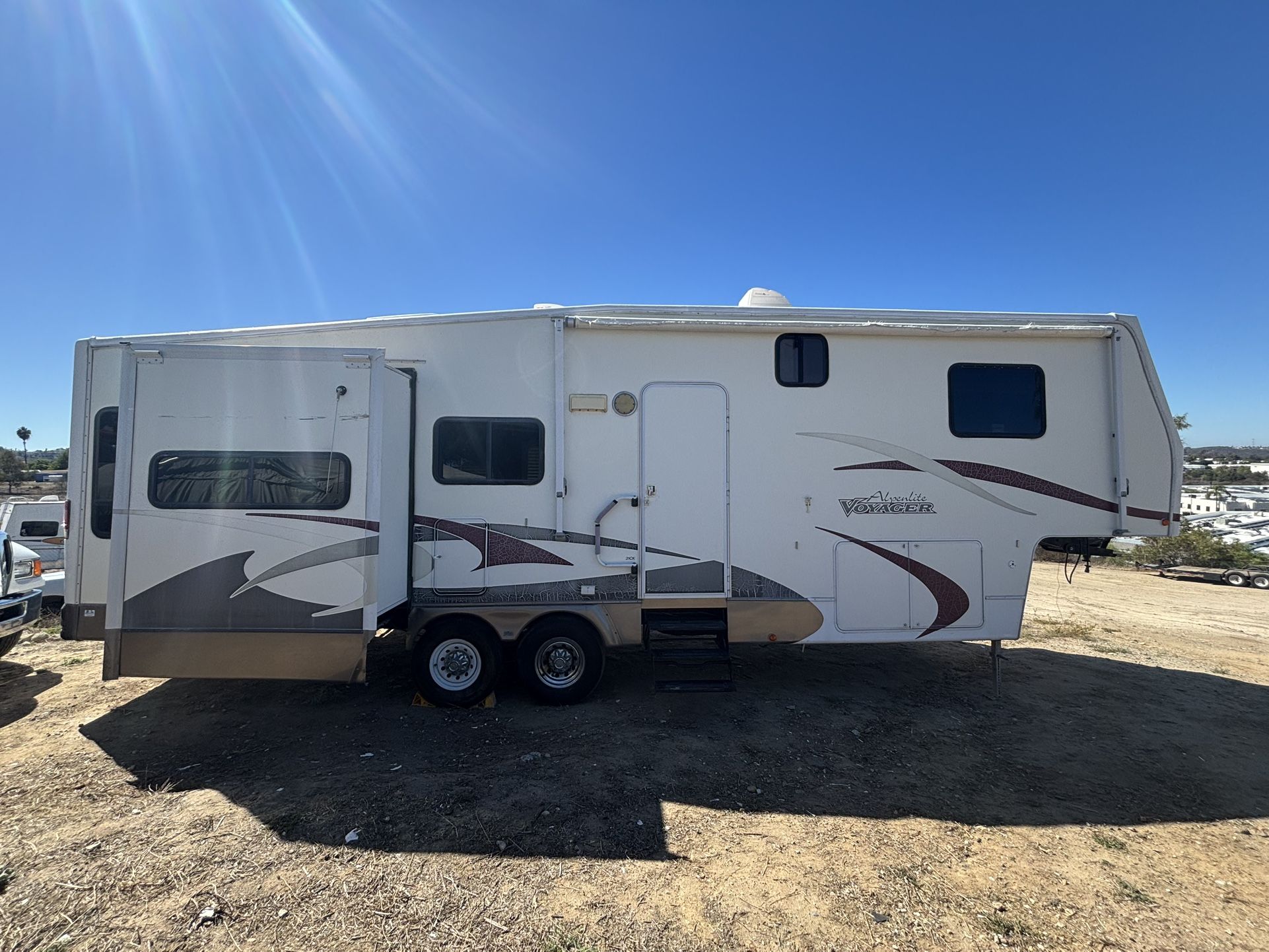 2006 Alpenlite Voyager 31ck