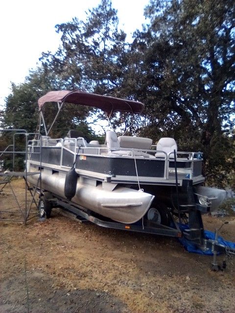 20' Pontoon Boat