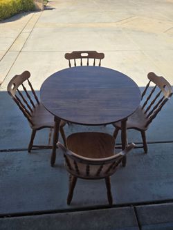 Table w/4 chairs