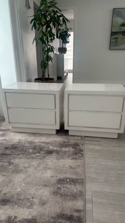 White lacquer nightstands White lacquer nightstands