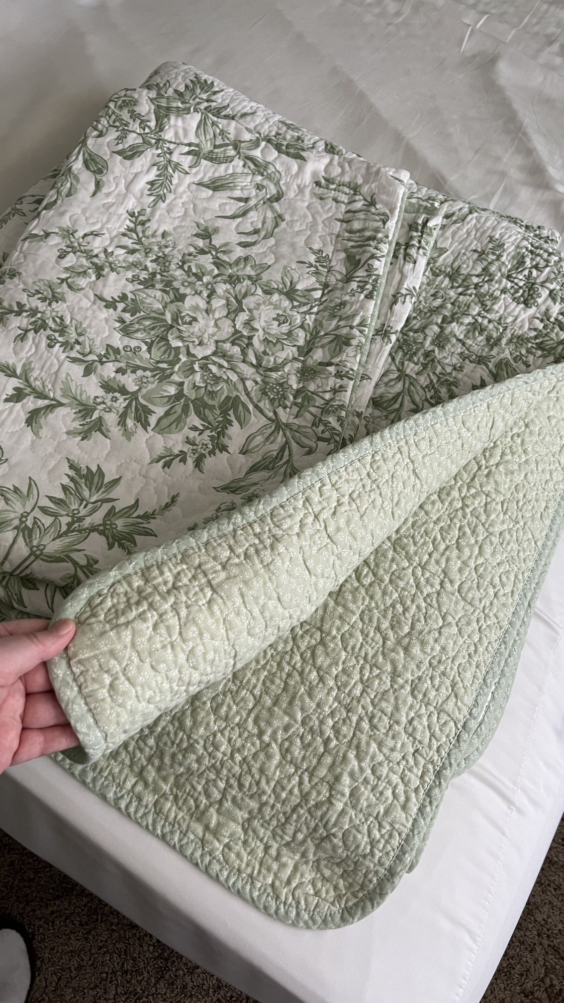 No Hold, 1st come 1st serve! King Size Laura Ashley 100% Cotton Quilt + 2 Sham Pillow Covers