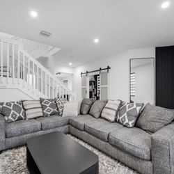 Sofa Seccional Con Sofacama, Alfombra Y Mesa central De Sala 