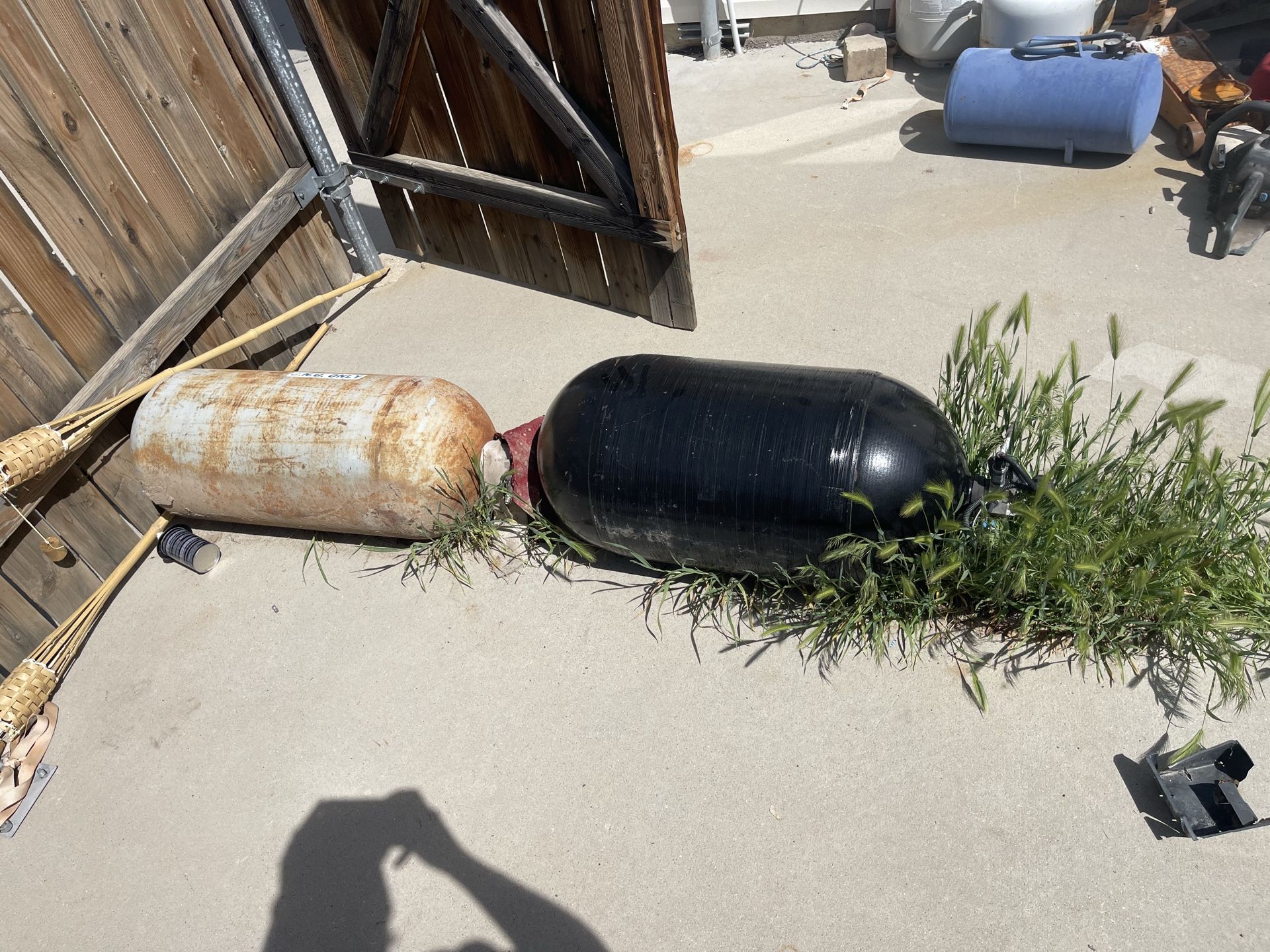 2 cng tanks (1 carbon fiber)