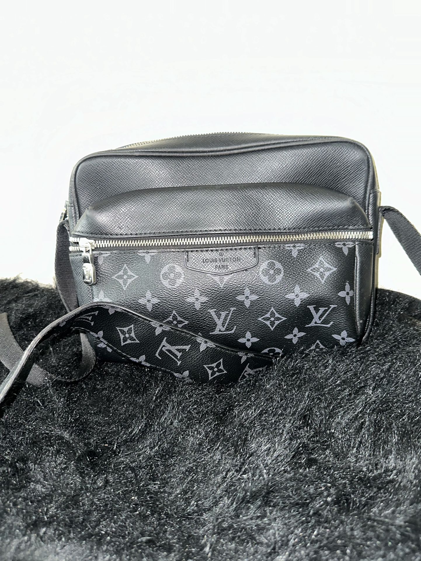 Men Louis Vuitton Outdoor Messenger Bag 