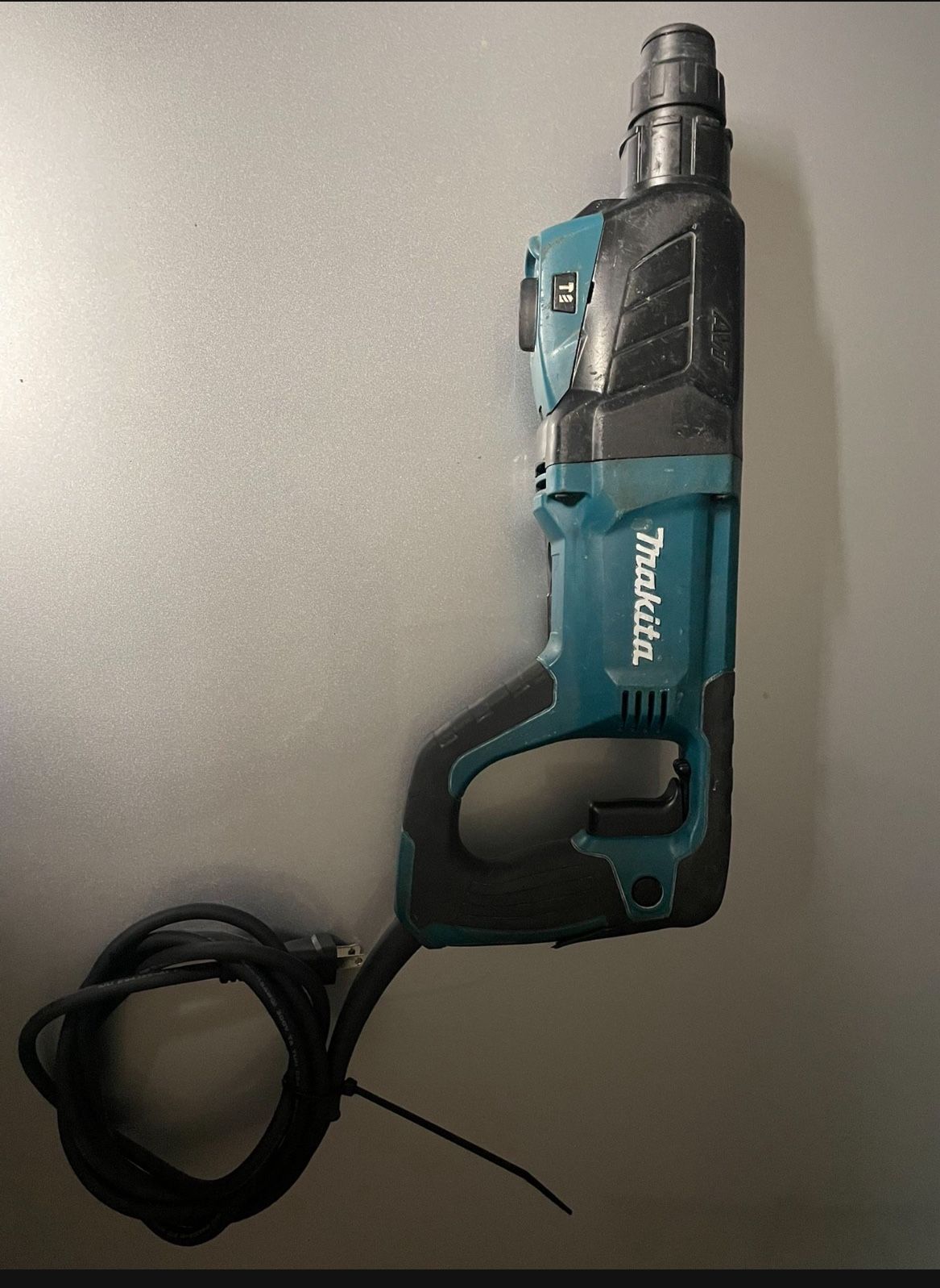 Makita HR2641 1" SDS‑PLUS AVT® Rotary Hammer - Corded