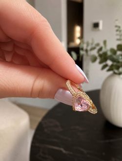 Yellow Gold Heart-Shaped Diamond Halo Ring Band with Pink Center Stone
