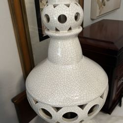 Hollywood Regency: Vintage 1950s-era versions often have a larger scale and a glazed finish.