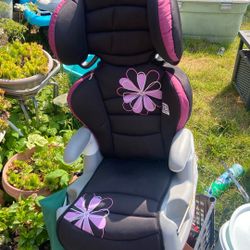 Toddler Booster car ,Seat Expire. 2032. Price 29$. Car Pick Up.  E.  72. and Grand. E. Tacoma 