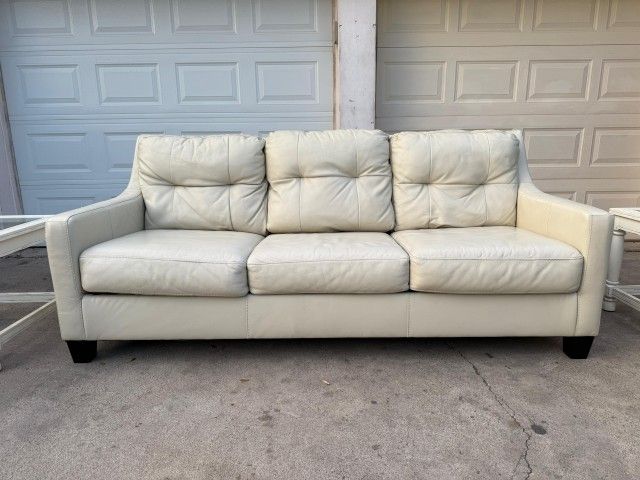 2 sofas de cuero color perla buenas condiciones no incluye mesas