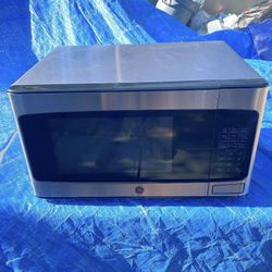 GE 1.1 cu. ft. 950 Watts Microwave in Stainless Steel JES1145SH1SS