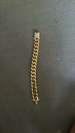 Selling 18k gold bracelet