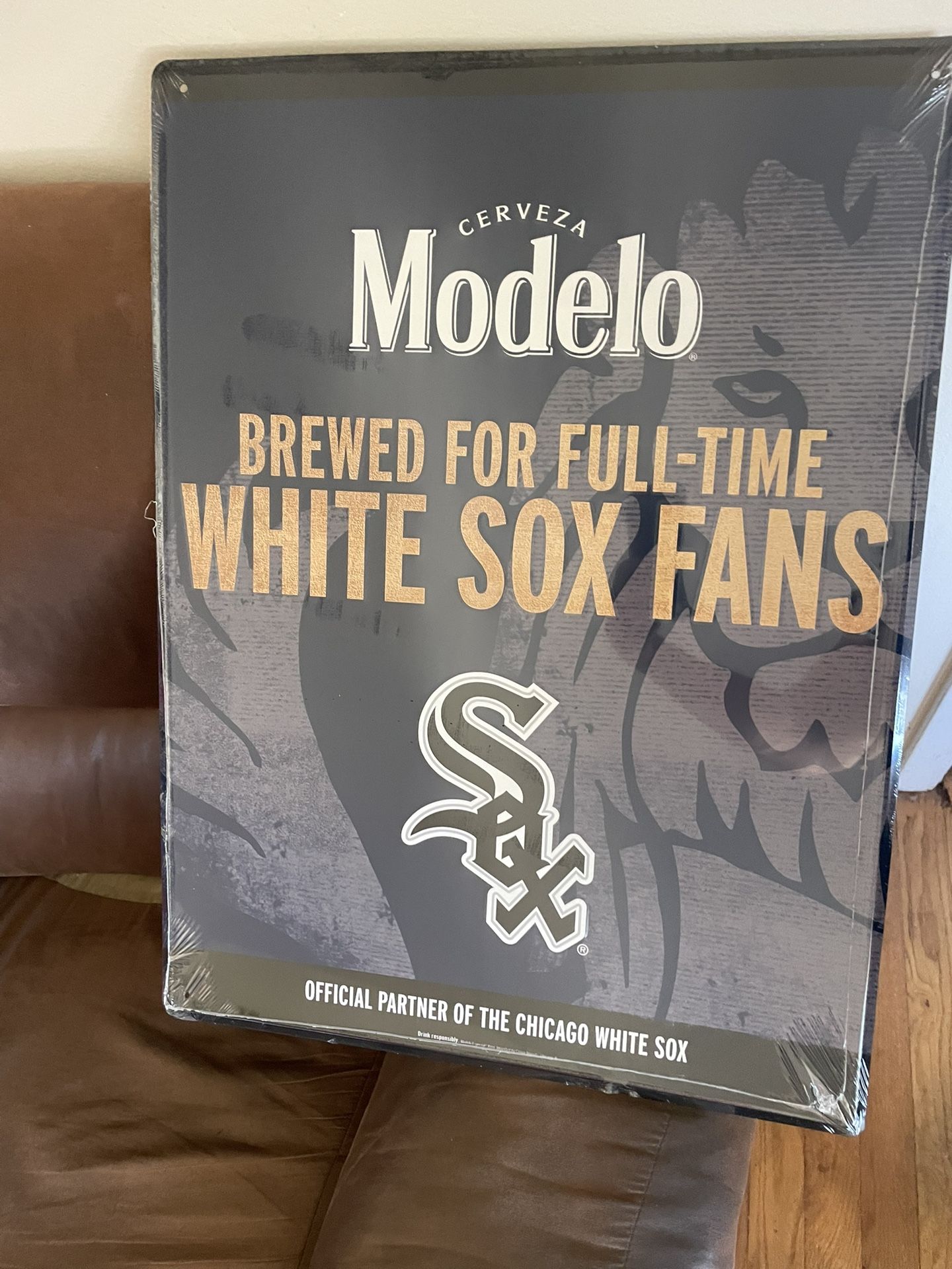 Modelo Chicago White Sox Metal Tin Tacker Sign