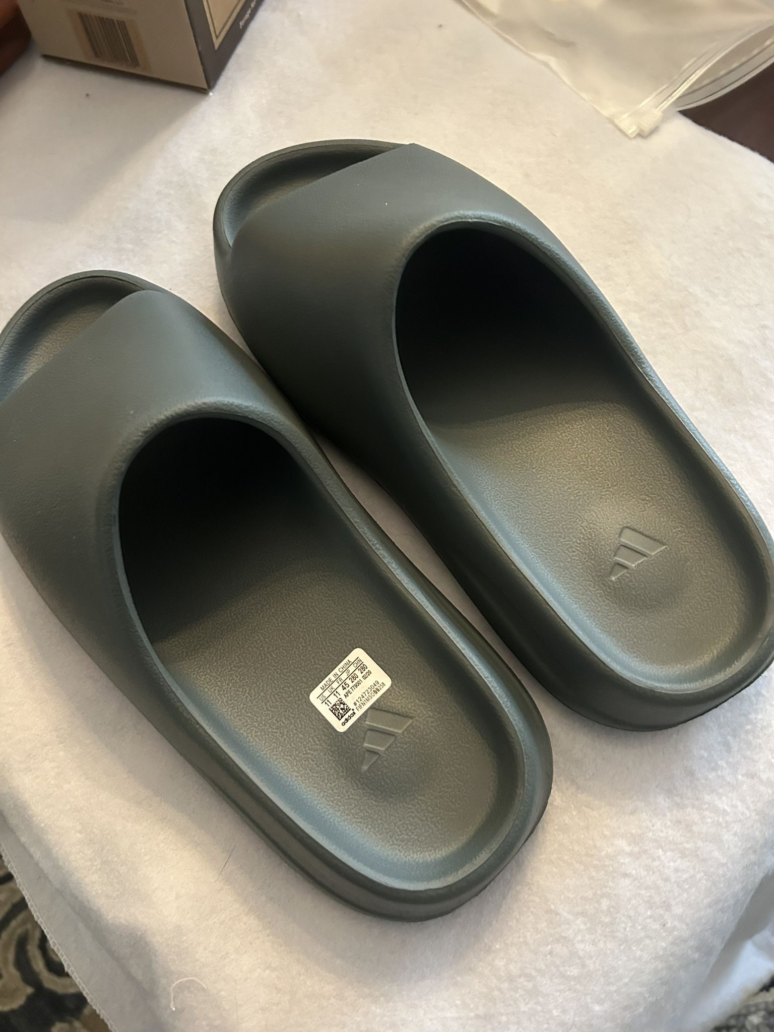 brand new Yeezy slides onyx size 11/9