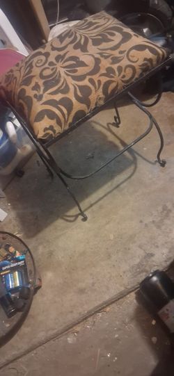 Iorn Vanity Seat