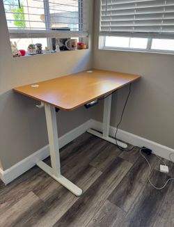 Adjustable sit/stand desk
