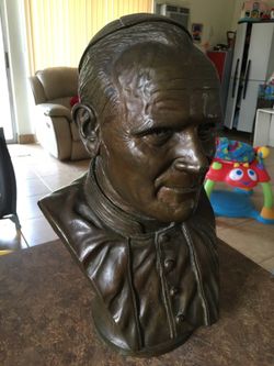 Statue of Juan Pablo ll Pope