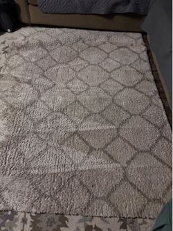 Rug 5 feet x 7 feet