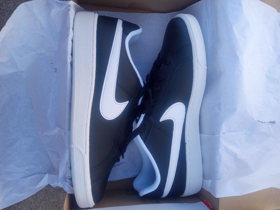 Nike Court Royale