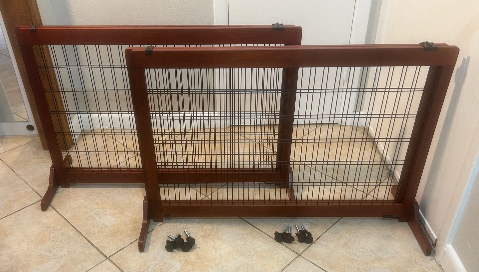 $80 EACH — Top Paw Adjustable Free-Standing Pet Gate (2 Available) $80 CADA UNA — Reja Ajustable Para Mascotas Top Paw (2 Disponibles)