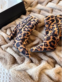 Like New Women’s Heeled Ankle Booties – Size 8