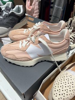 Men/women’s new balance 327(green size 8 in women/pink size 9.5 in women)