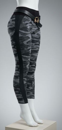 Vendo $27 Camo Print Cropped Leggings with Belt
