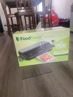 brand new FoodSaver vacuum sealing system in original box, never used.